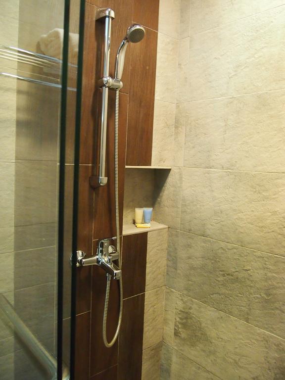 Roomz Hotel Seria Exterior photo